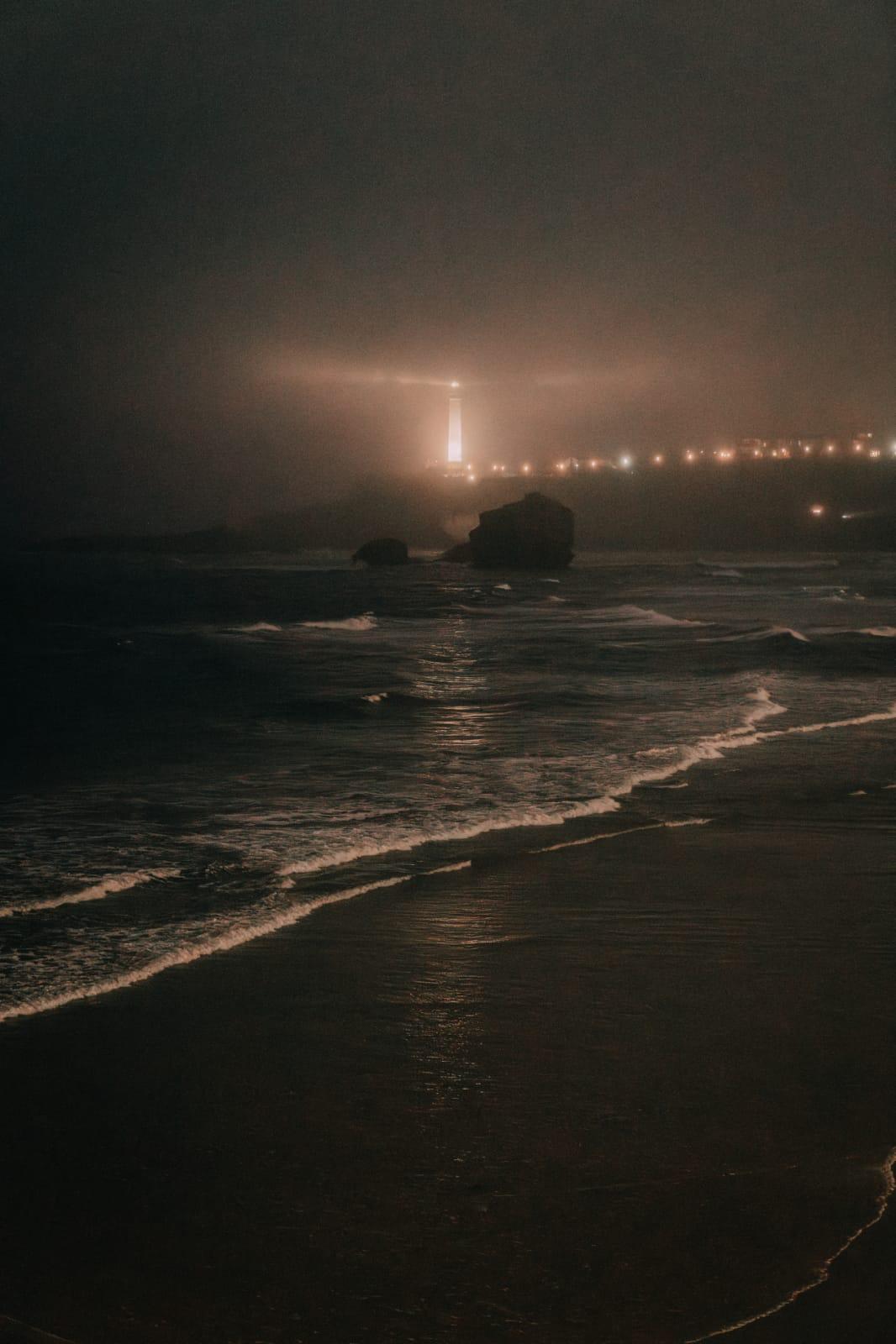 Photo du phare de Biarritz de nuit dans la brume