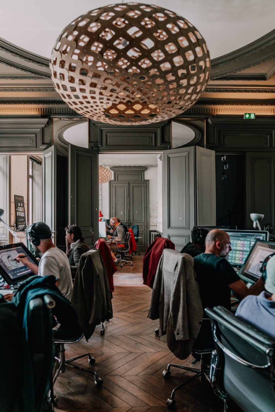 Photo a l'intérieur du studio 3.0 à Angouleme montrant les animateurs travaillant sur la réalisation du film La Plus Précieuse des Marchandises de Michel Hazanavicius