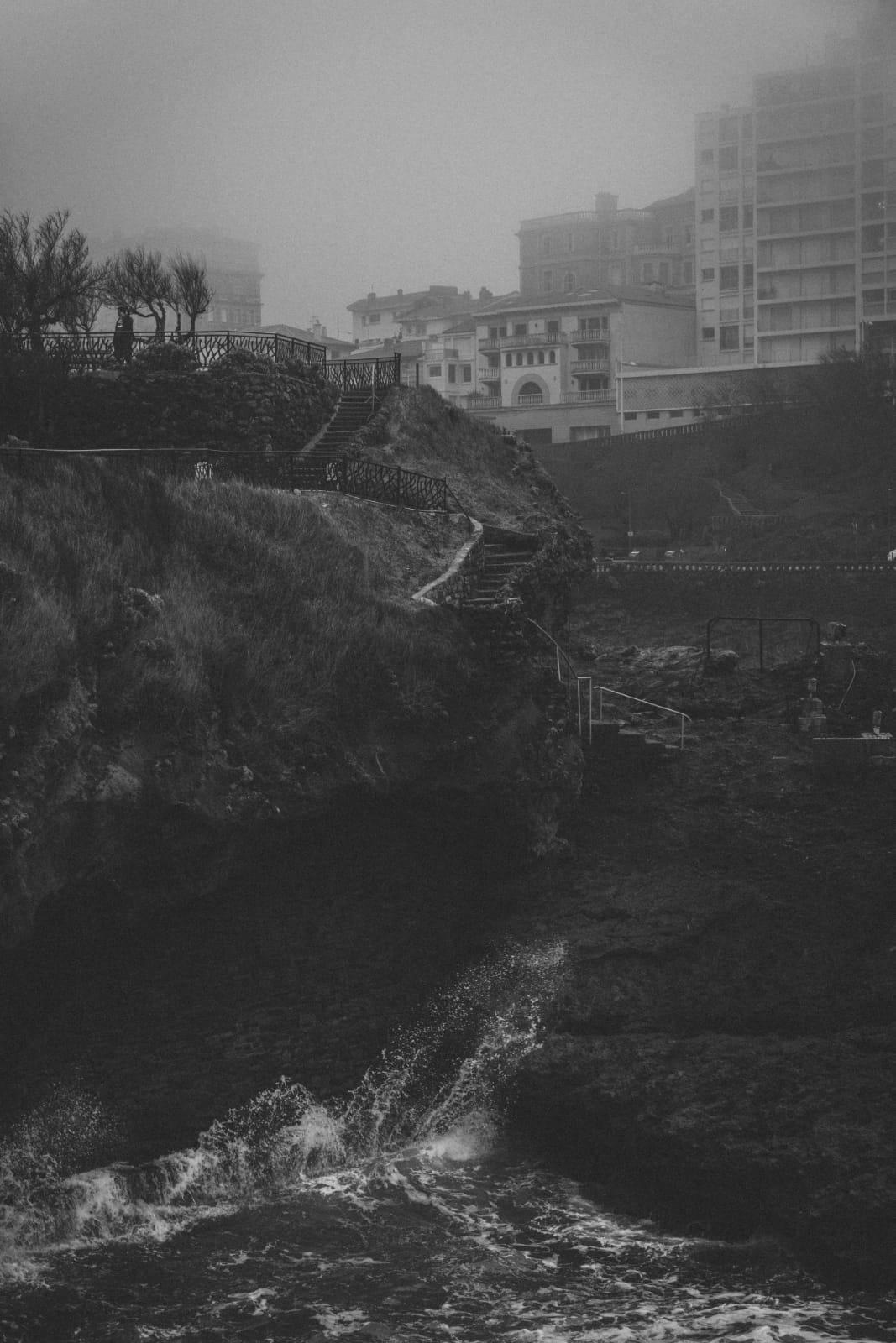 Photo en noir et blanc d'une tempête à Biarritz
