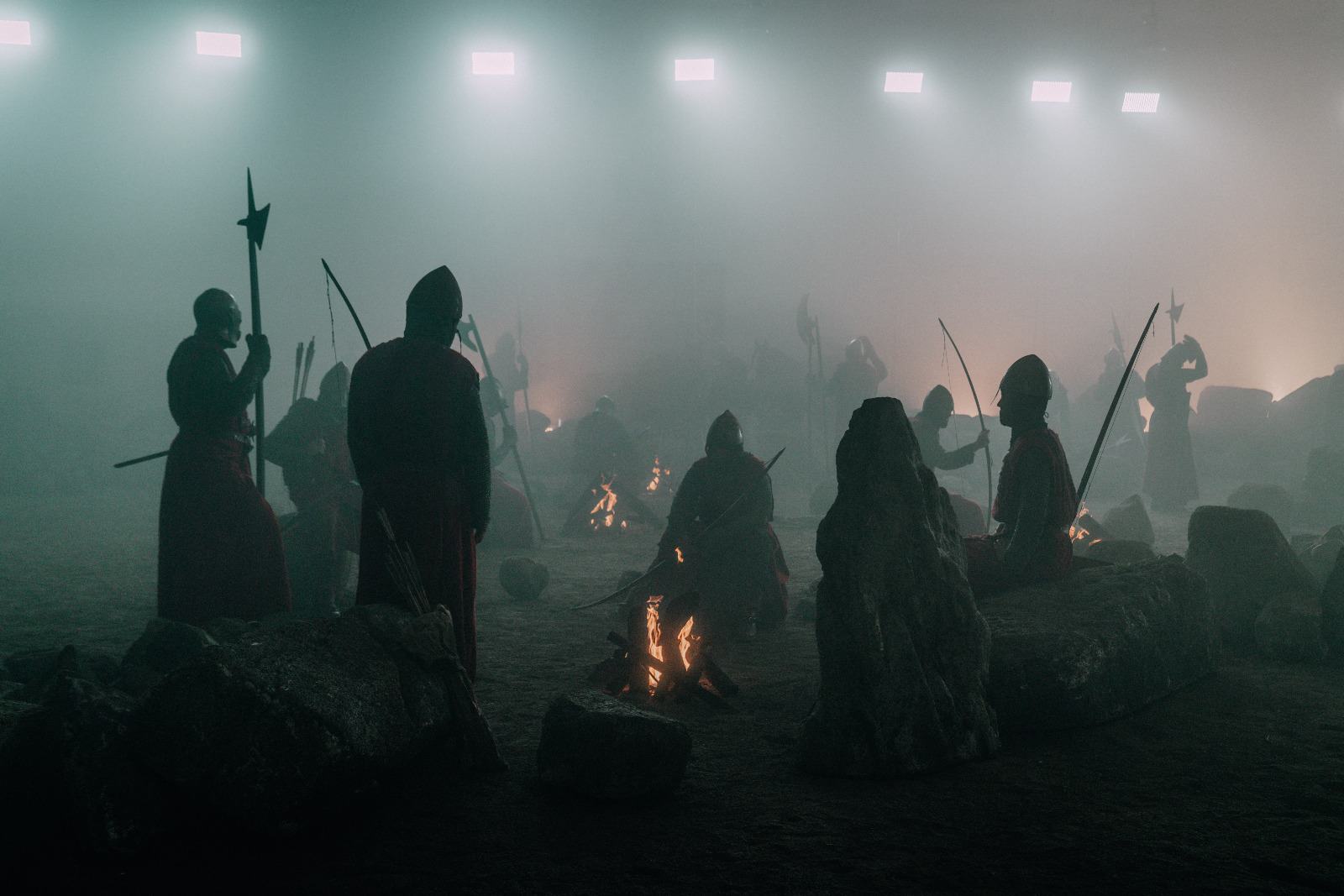 Photo montrant une armée de soldats dans une ambiance brumeuse en studio pendant le tournage du film The Stolen Child
